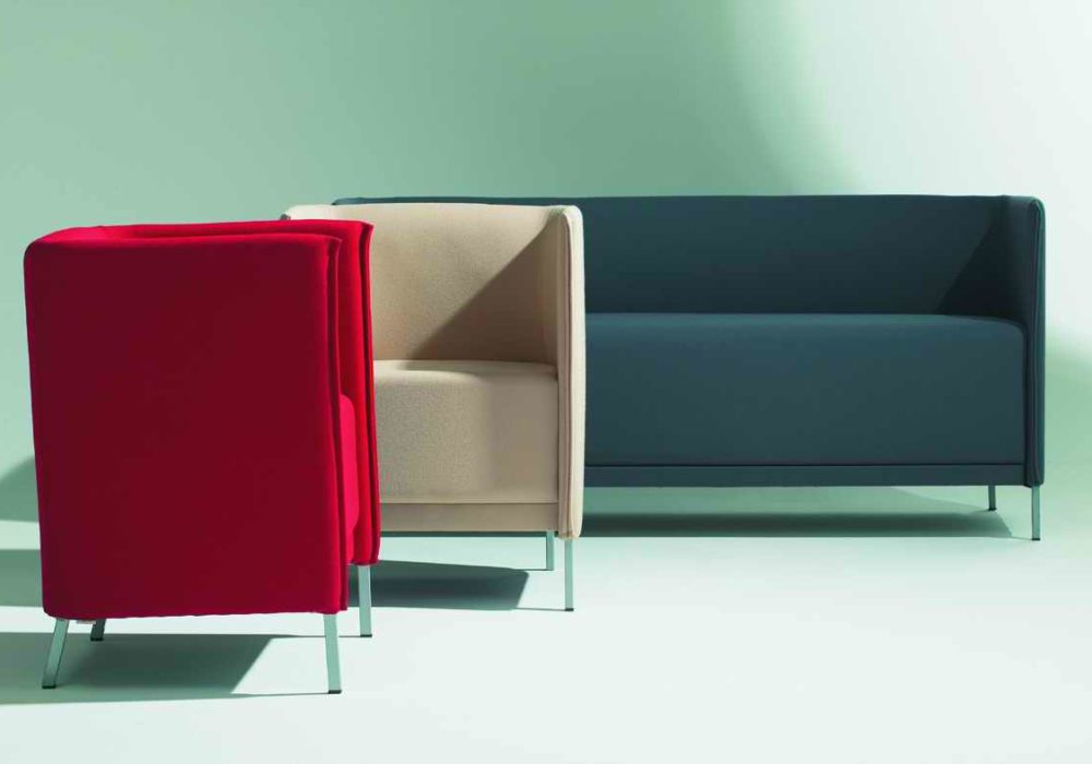 Ensemble de fauteuils et canapé Babaorum / Fauteuils en tissu rouge et beige / Canapé en tissu gris / Designer Philippe Soffiotti / Editeur SOCA